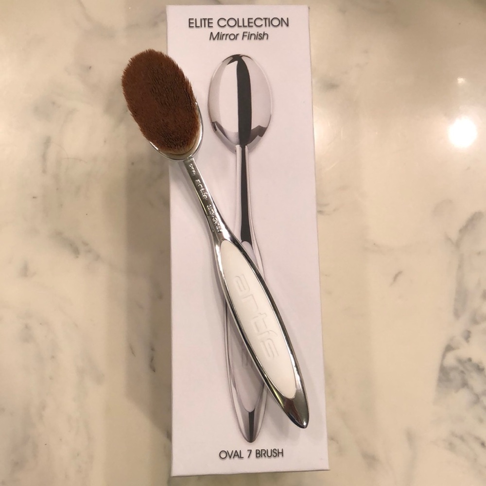 Artis oval makeup brush